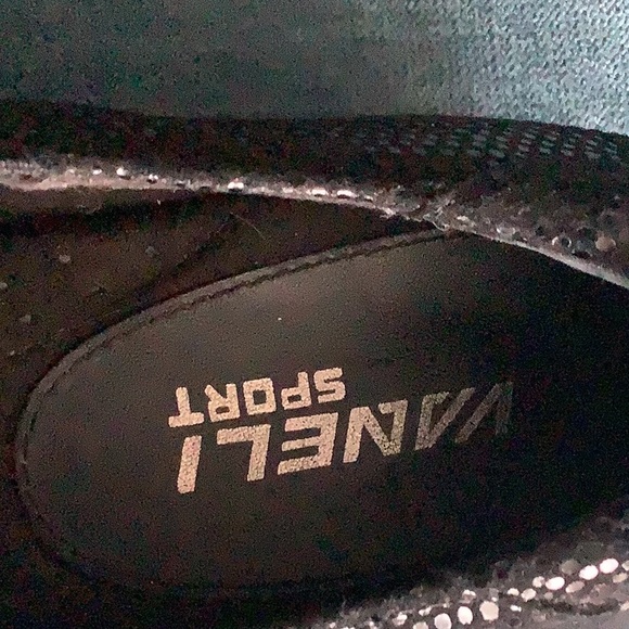 Black shiny shoes, very comfy - Picture 4 of 7